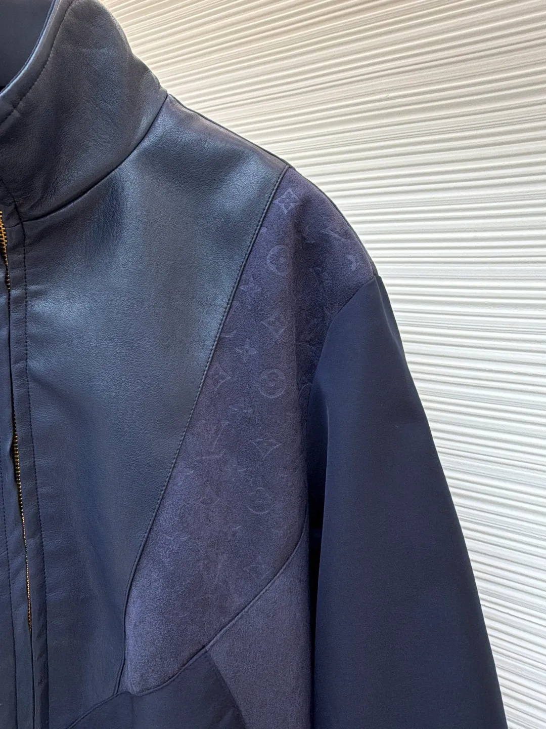LOUIS VUITTON Presbyopic embossed stitching leather jacket ●Original version: Purchased and developed by 34774 ●Item number: 1681869-C20 ●Fabric: nylon fabric ●Technology: embossed production ●Version: fitted version ●Weight: about 835 grams ●Size: 46-48-50-52 ●Description: The main body of the garment is made of 100% nylon material, which is very breathable. You will not feel stuffy at all when wearing it. The cuffs, collar and front are all made of soft sheep leather, which is smooth to the touch and has a full texture! Classic Monogram embossed suede leather inserts. The high collar design with elastic cuffs and hem is not only windproof and warm, but also allows you to move freely without feeling restricted at all! The zipper opening and closing design on the side is also very considerate, making it very convenient to put on and take off. There are also practical pockets on both sides, which can hold many small items. It is fully functional and can be matched with many types of clothing to create a fashionable look. The overall wiring is straight and delicate, the fabric is comfortable and soft, and the color is consistent without color difference. It can be matched with the same style to create a fashionable look and control various occasions. Customized accessories, complete with three standards, same style for men and women!